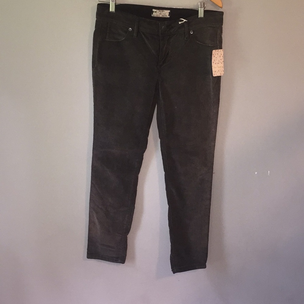 P44, P54 Free People Blk crop Cord.